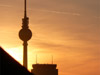 Berliner Fernsehturm und Forum-Hotel bei Sonnenuntergang